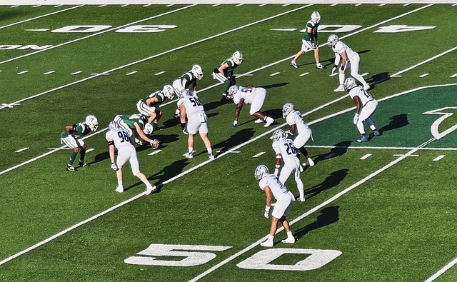 在首战赢球后，英格兰的球员们选择骑自行车来放松.